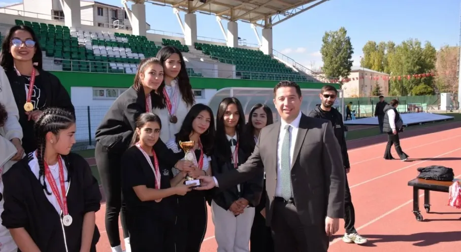 Kars'ta Nefes Kesen Okul Sporları Atletizm Yarışları Tamamlandı! Şampiyonlar Belli Oldu