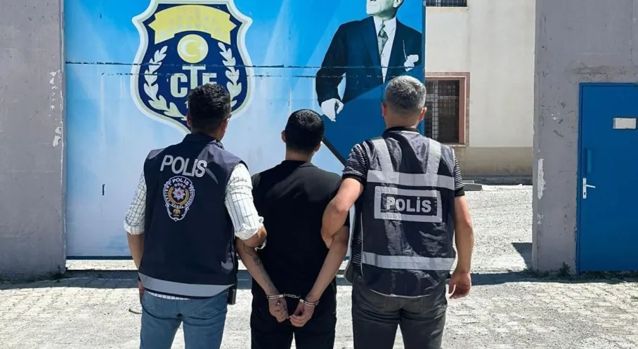 Kars'ta Nefes Kesen Operasyon: Dolandırıcı ve Uyuşturucu Kaçakçısı Sahte Kimlikle Yakalandı!