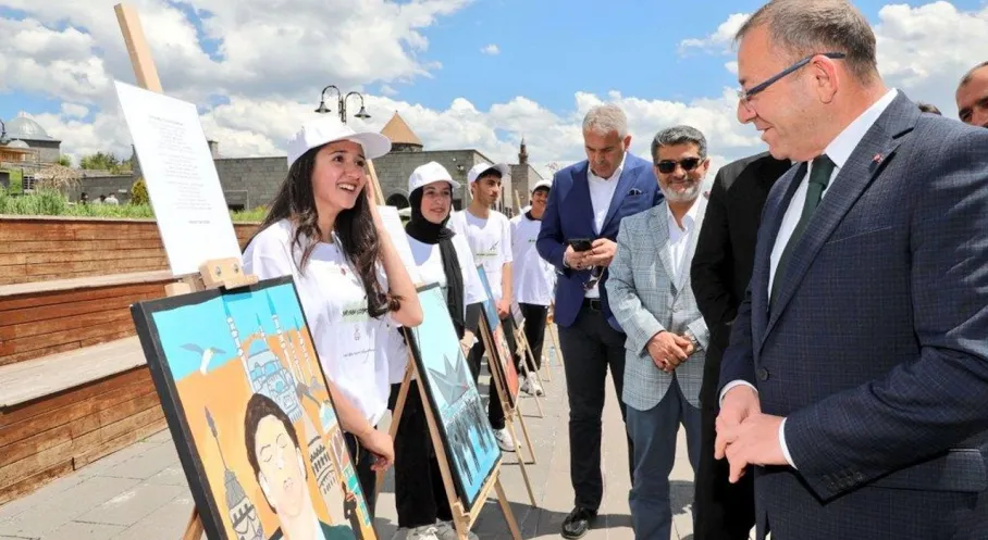 Kars'ta Öğrencilerden Şiir ve Resmin Buluştuğu Anlamlı Sergi!