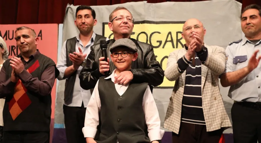 Kars'ta 'Otogargara' Tiyatro Oyunu Fırtınası! Seyirciler Büyülendi