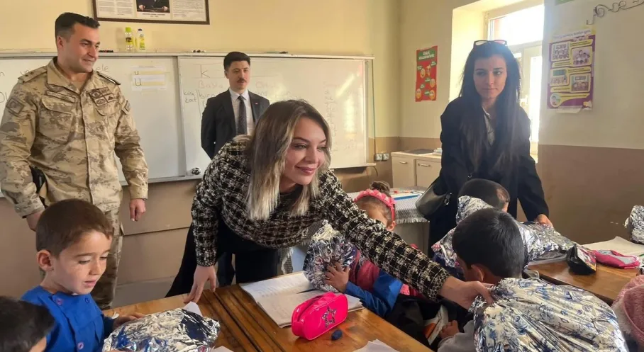 Kars'ta Savcı ve Psikologtan Minik Kalplere Sıcak Dokunuş: El Örgüsü Atkılarla Mutluluk!