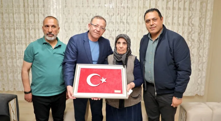 Kars'ta Şehit Annesi ve 98'lik Hayriye Teyze'ye Vali Polat'tan Anneler Günü Ziyareti!