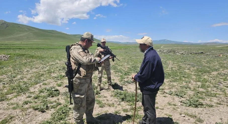 Kars'ta Şok Baskın! 480 Kök Kenevir Ele Geçirildi, Göçmen Kaçakçısı Tutuklandı!