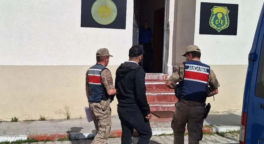 Kars'ta Şok! Kendini Kamu Görevlisi ve Bankacı Tanıtan Dolandırıcı Tutuklandı!
