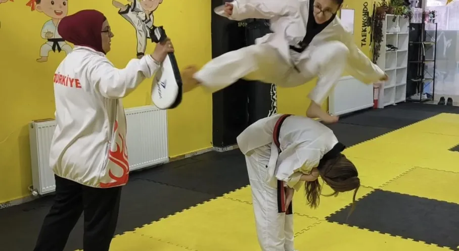 Kars'ta Taekwondo Rüzgarı: Genç Kızlar Savunma Sanatında Yükseliyor!