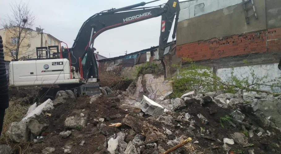 Kars'ta Tehlike Saçan Metruk Binalar Yıkılıyor! İşte Son Durum