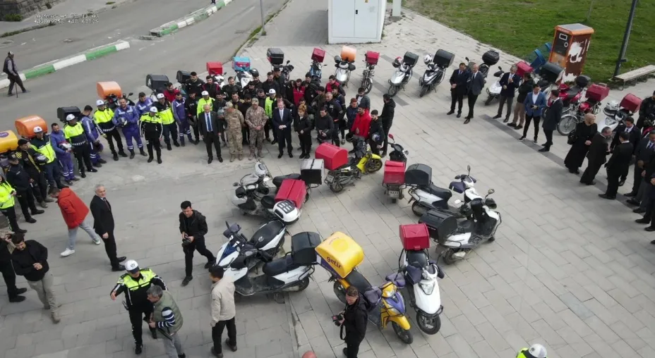 Kars'ta Trafik Haftası Coşkusu: Sürücülere Kask Hediyesi!