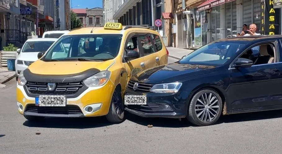Kars'ta Trafik Kazası! Maddi Hasar Meydana Geldi