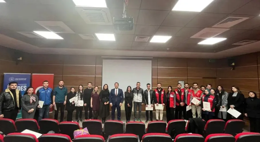 Kars'ta UNİDES Sertifika Töreni Coşkusu: Gençlerin Geleceği Parlıyor!