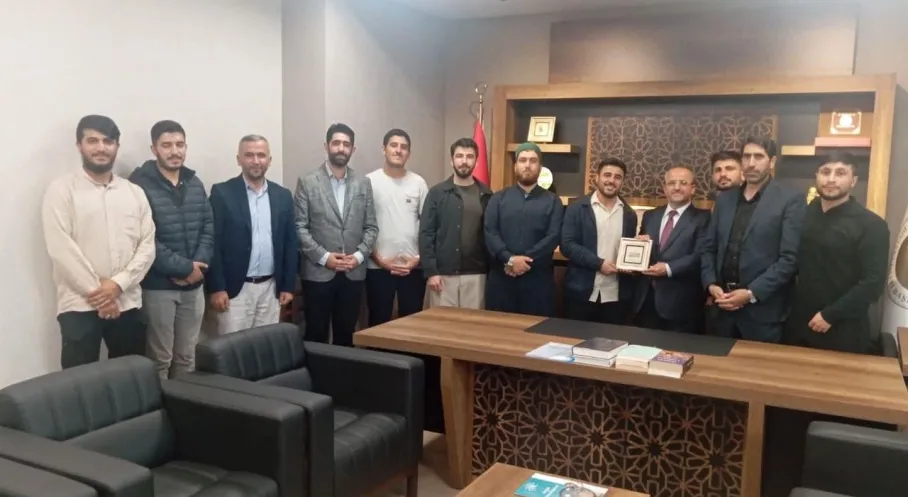 Kars'ta Üniversiteli ve İmam Hatipli Gençlerden Müftülüğe Anlamlı Ziyaret!