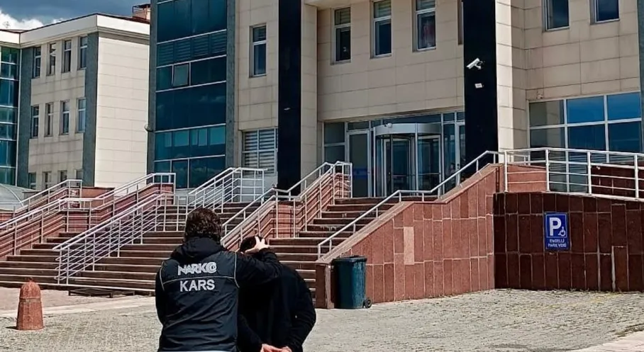 Kars'ta Uyuşturucu Operasyonu: Metamfetamin Ele Geçirildi, 'Torbacı' Tutuklandı!