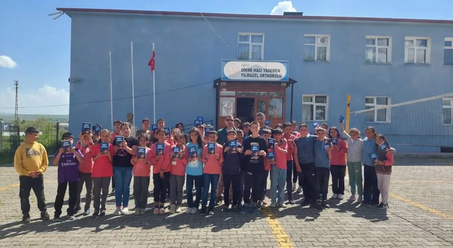 Kars'ta Yazar Murat Aybirdi Öğrencilerle Buluştu! Kitaplar İmzalandı, Söyleşi Yapıldı