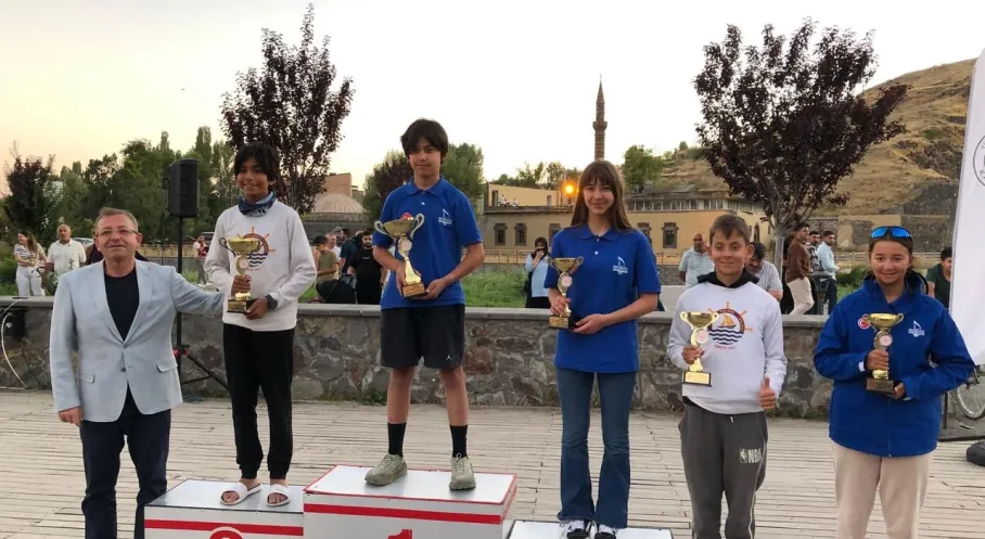 Kars'ta Yelken Coşkusu: Vali Polat'tan Şampiyonlara Ödül!