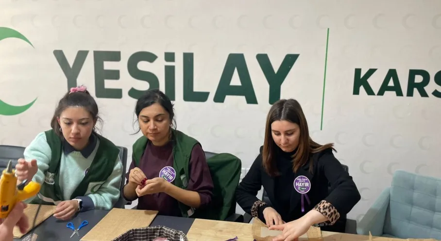 Kars'ta Yeşilay'dan Anlamlı Atölye: Kadına Şiddete Dantel İşlemesiyle Hayır!