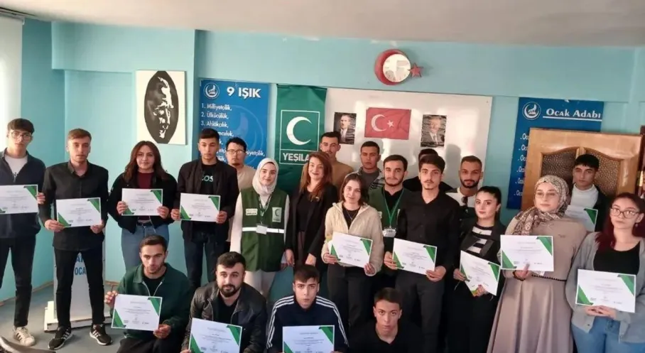 Kars'ta Yeşilay'dan Ülkü Ocakları'na Bağımlılıkla Mücadele Semineri!