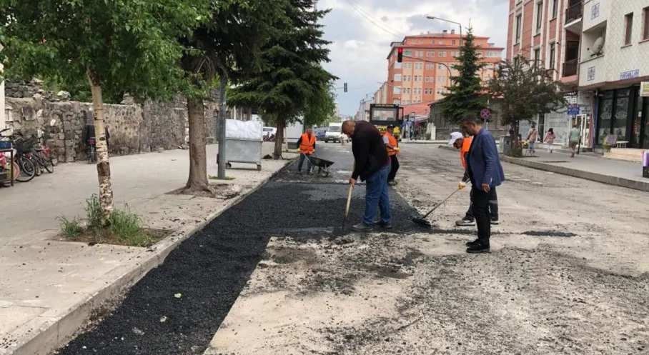 Kars'ta Yol Seferberliği! Belediye Bozulan Yolları Onarıyor