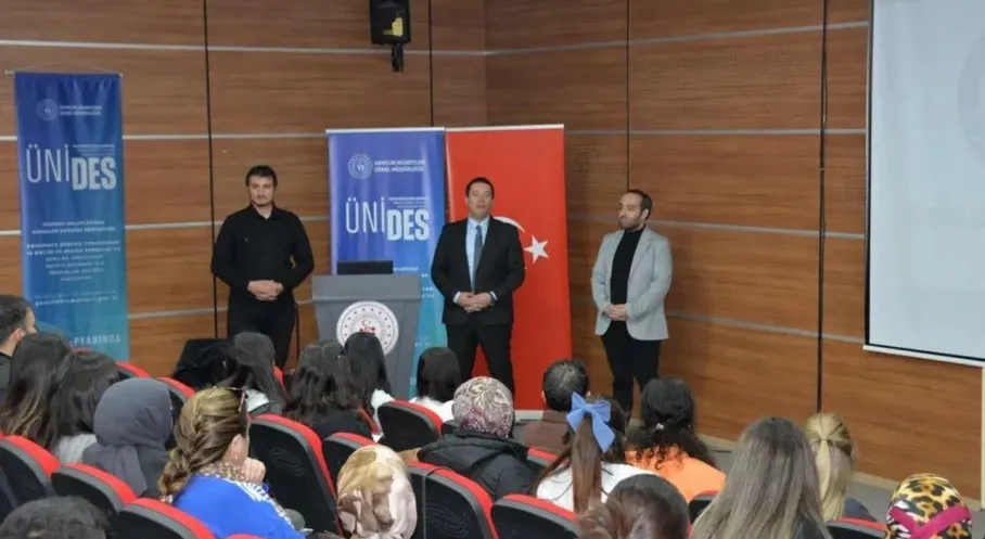 Kars'ta Yüzme Hakemliği Heyecanı! Kurs Başladı, İl Müdürü Takipte!