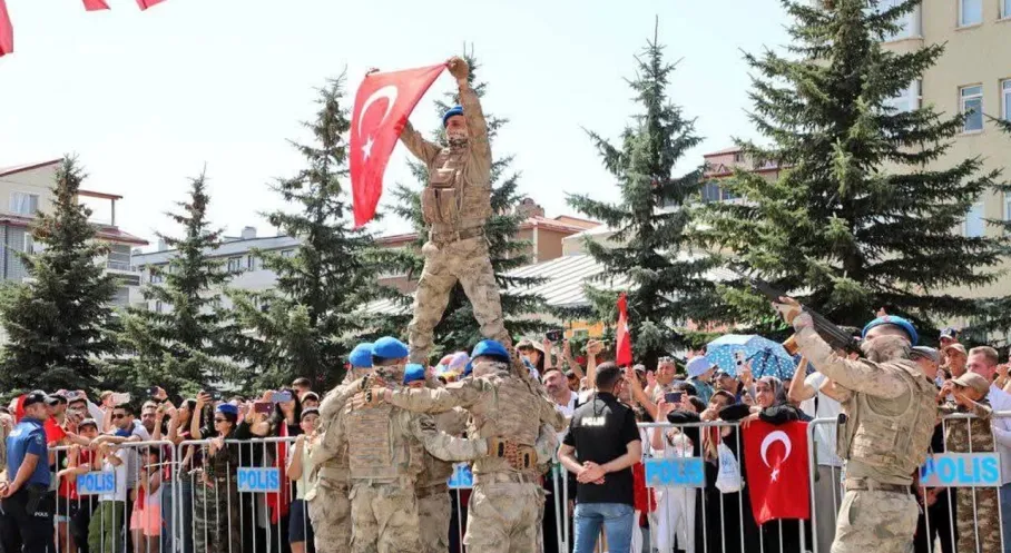 Kars'ta Zafer Coşkusu: Komandoların Gösterisi Büyük Beğeni Topladı!