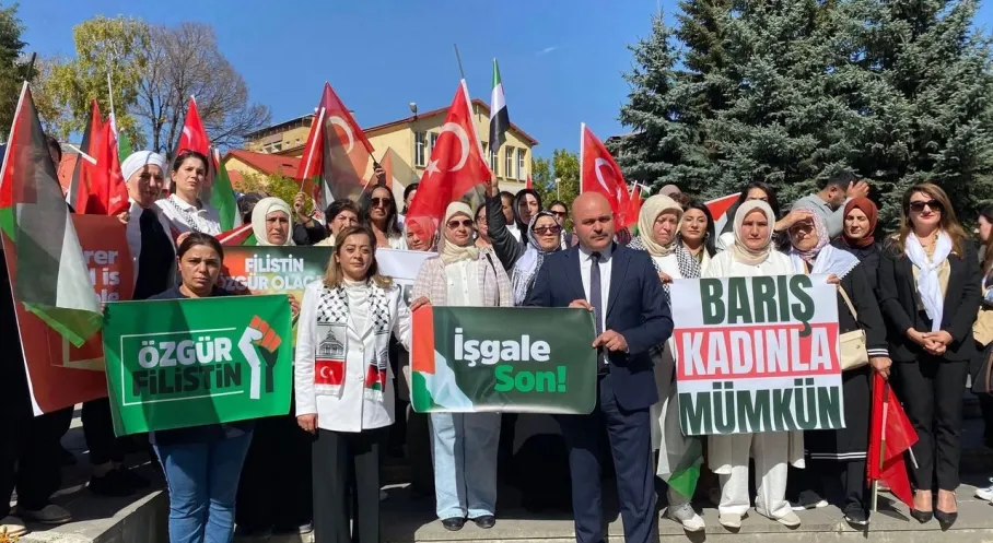 Kars'tan Gazze'ye Sessiz Çığlık: Kadınlar Zincir Oluşturdu!
