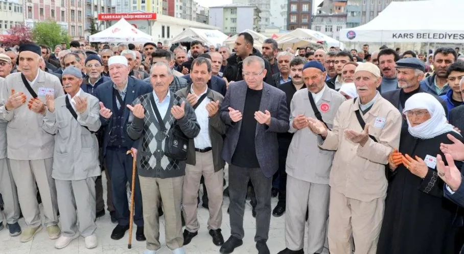 Kars'tan Kutsal Topraklara Duygusal Veda! Hacı Adayları Dualarla Uğurlandı