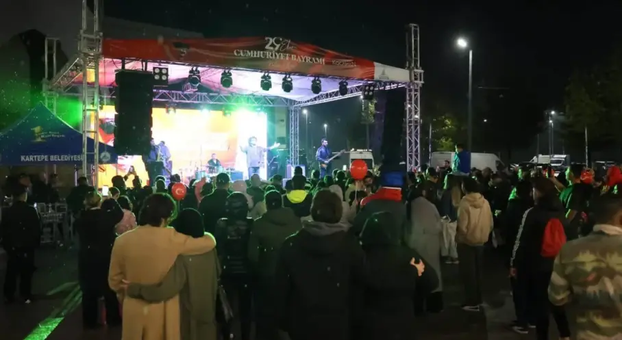 Kartepe Kent Meydanı’nda 103. Yıl Coşkusu