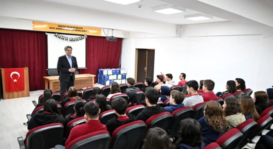 Kartepe'de Gençlik Rüzgarı: Başkan Kocaman'dan Öğrencilere Gelecek ve Kariyer Rehberliği