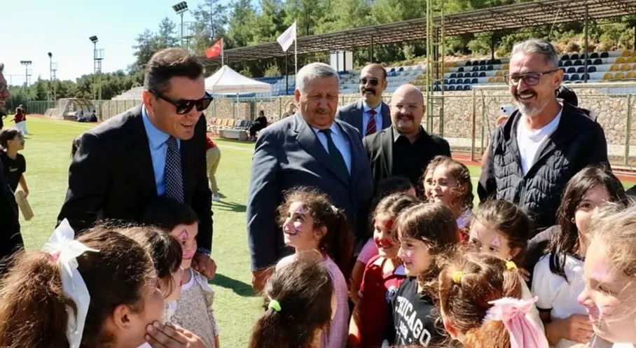 Kaş'ta Dünya Kız Çocukları Günü Coşkusu: Geleceğin Yıldızları Sahnedeydi!