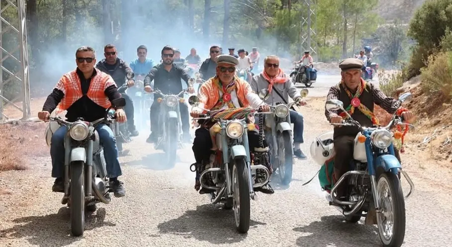 Kaş'ta Klasik Motosikletler Sosyal Medyayı Fethetti! Nostalji Rüzgarı