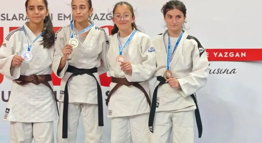 Kayısı Kupası'nda Kadın Tenisçilerden Tarihi Başarı! Çeyrek Finaldeyiz!