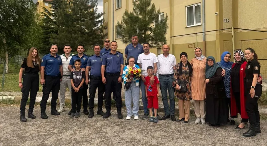 Kayseri'de Lösemiyle Savaşan Fatma'ya Polislerden Unutulmaz Doğum Günü Sürprizi!