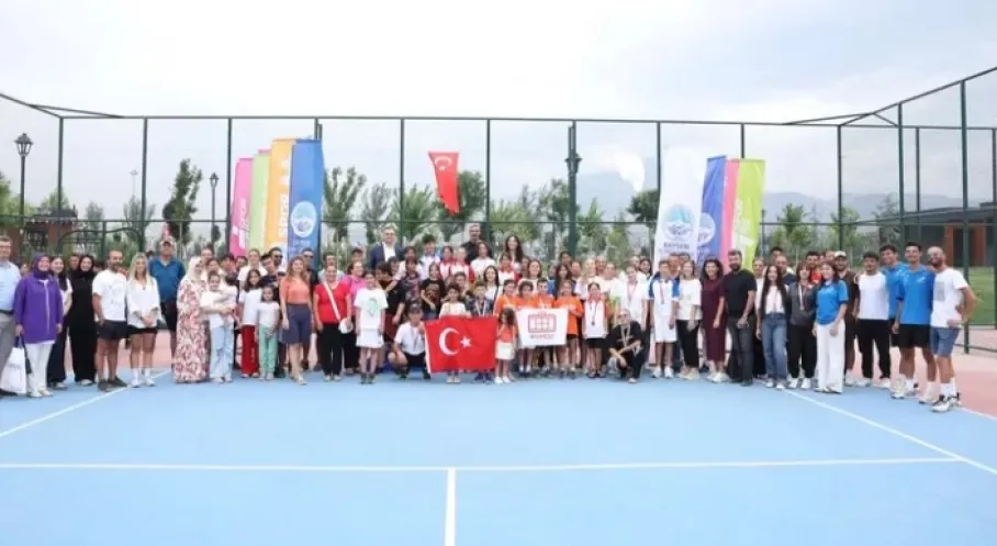 Kayseri'de Zafer Coşkusu Tenisle Taçlandı: 256 Sporcu Sahaya İndi!