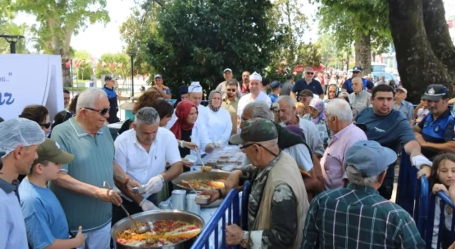 Kdz. Ereğli'de Aşure Bereketi! Belediye Binlerce Kişiye Aşure Dağıttı
