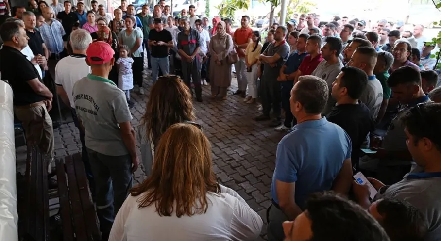 Kemer Belediyesi'nde Bayram Coşkusu: Başkan Topaloğlu Personelle Bir Araya Geldi!