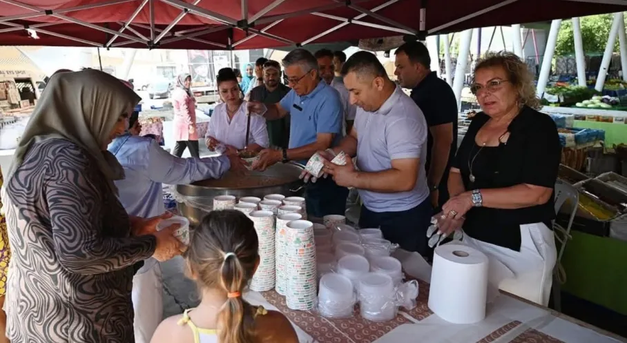 Kemer'de Aşure Bereketi: Belediye'den Vatandaşlara Tatlı İkram!