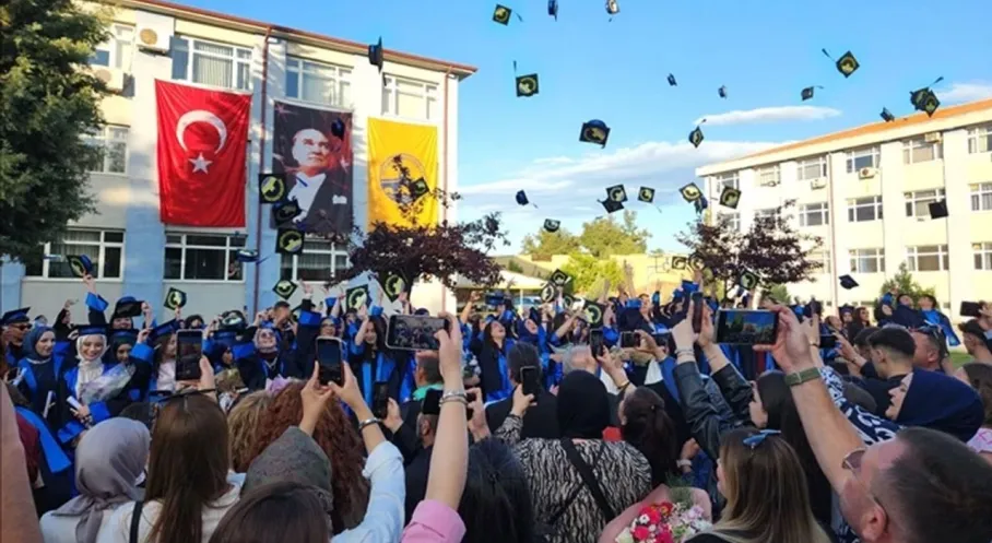 Keşan MYO'da Mezuniyet Sevinci: Diplomalar Havada Uçuştu!