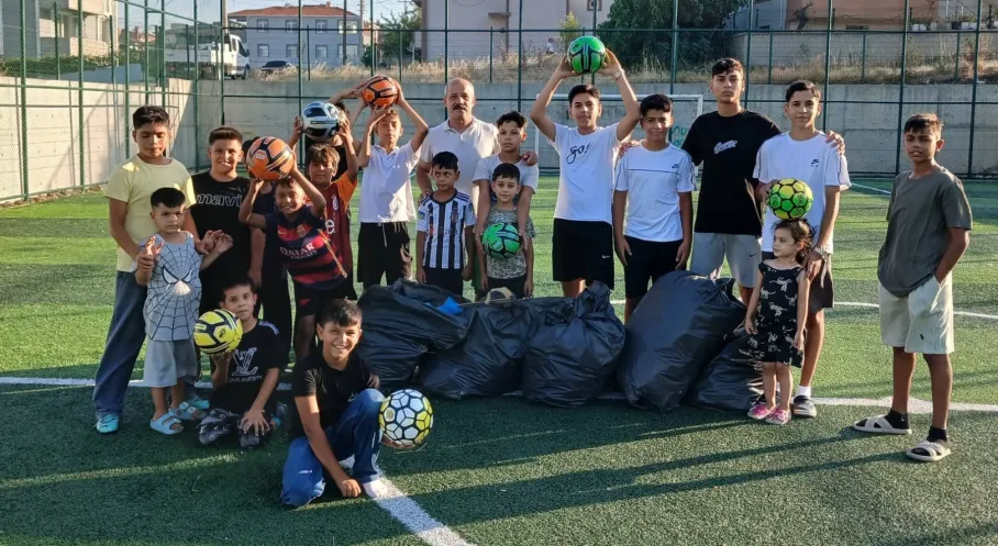 Keşan’da Gençlerden Örnek Davranış: Mahallelerini Temizlediler