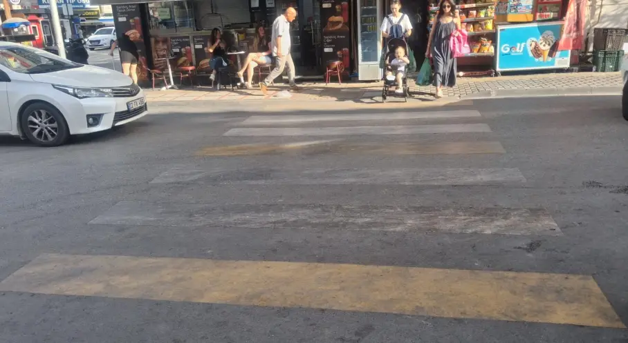 Keşan’da Silinen Yaya Geçidi Çizgileri Trafik Güvenliğini Tehdit Ediyor