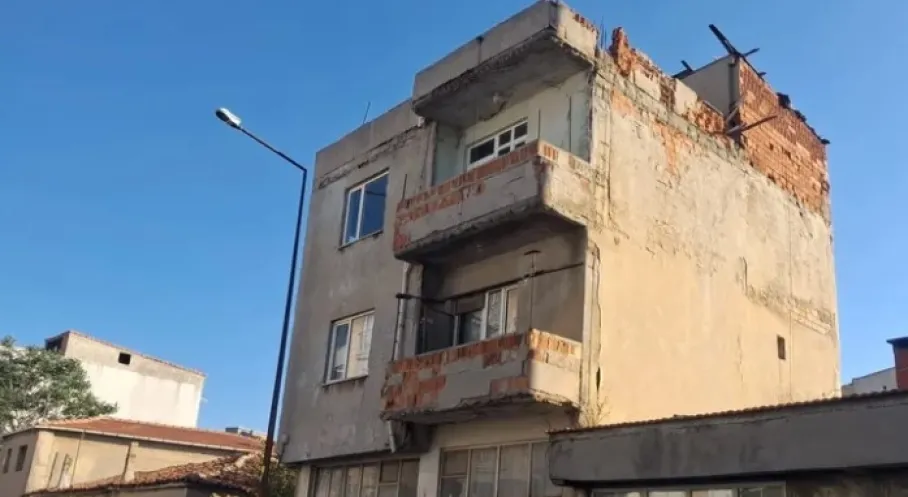 Keşan'da Yıllardır Bitmeyen İnşaat Tehlike Saçıyor! Mahalleli Çözüm Bekliyor