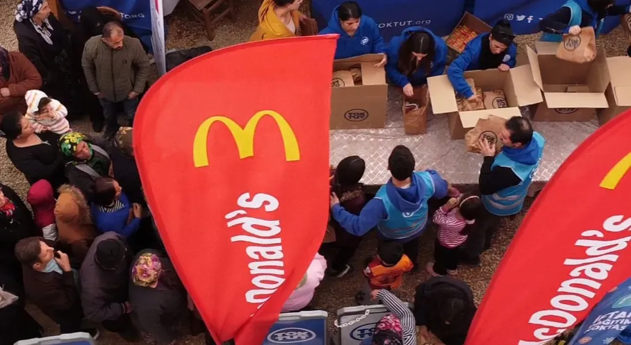Kırıkhan Konteyner Kentlerde Ramazan Coşkusu: 1000 Kişilik İftar Sofraları ve Oyuncaklar Depremzedelerin Yüzünü Güldürüyor!