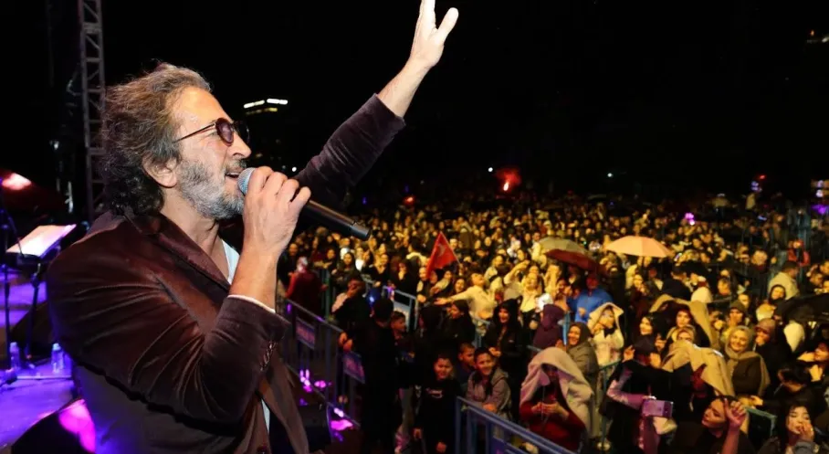 Kırıkkale'de Cumhuriyet Coşkusu Yağmura Rağmen Dinmedi: Fettah Can Konseriyle Şölen!