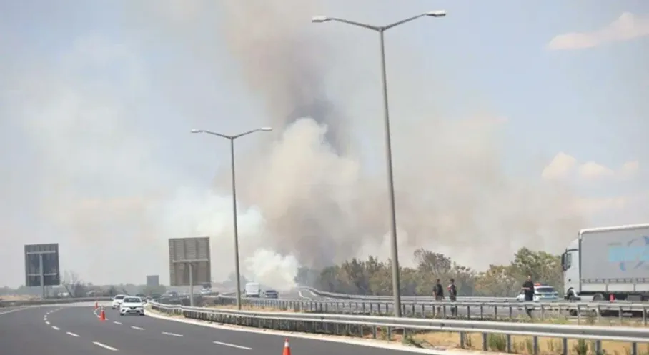 Kırklareli'nde Korkutan Yangın! Otoyol Trafiğe Kapandı!