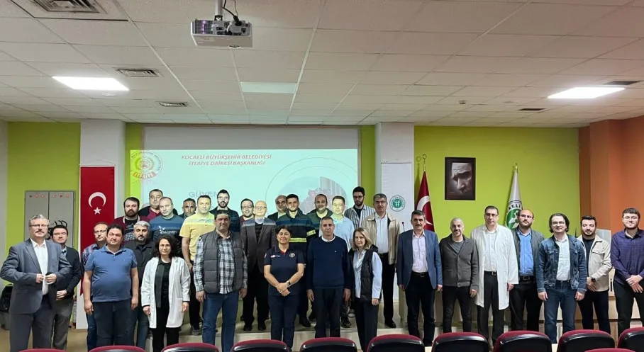 Kocaeli İtfaiyesi'nden KOÜ Personeline Yangın Eğitimi: Hayati Bilgiler ve Uygulamalı Tatbikat!