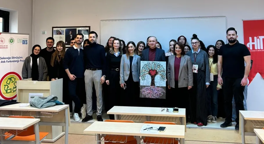 KOU'da Sıfır Atık Devrimi: Öğrenciler Atıkları Sanat Eserine Çevirdi, Geleceğe Umut Oldu!