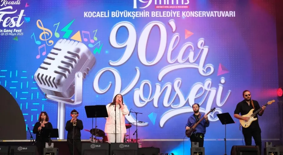 Kocaeli'de 90'lar Nostaljisi! Büyükşehir Konseriyle İzmit Sallandı