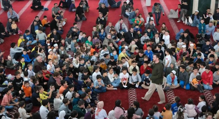 Kocaeli'de Çocuklara Dijital Farkındalık Dersleri: Sertaç Abi ile Camiide Eğitim!
