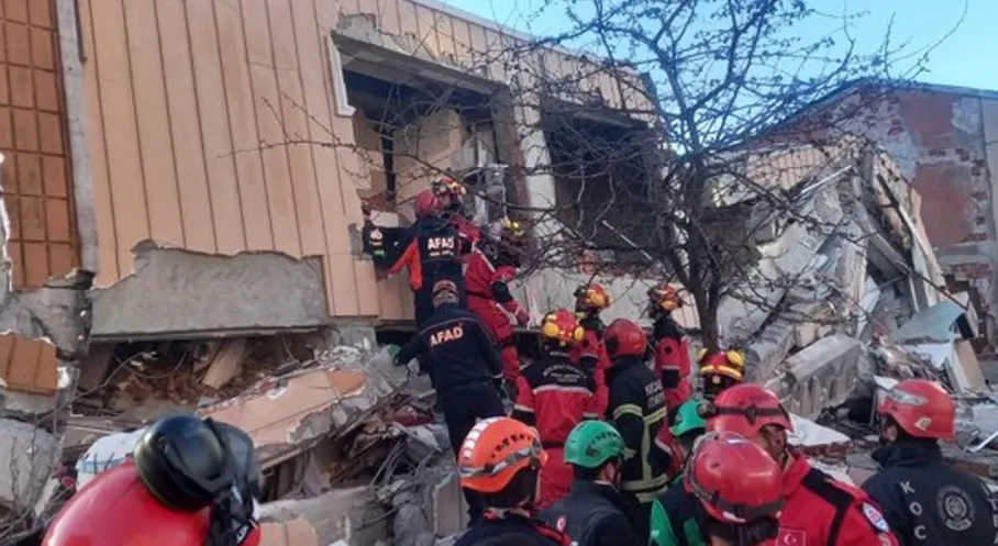 Kocaeli'de Korkunç Anlar: 7 Katlı Bina Bir Anda Yıkıldı! Arama Kurtarma Çalışmaları Başladı