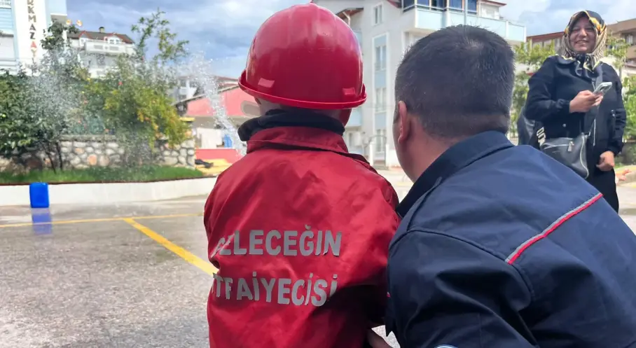 Kocaeli’de Minik Öğrenciler İtfaiyecilik Mesleğini Yakından Tanıdı