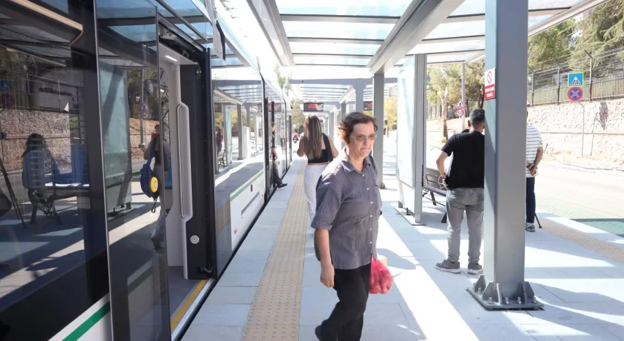 Kocaeli'de Muhtarlardan Tramvay Sevinci: Büyükşehir'e Teşekkür Yağmuru!