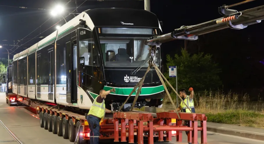 Kocaeli'de Tramvay Filosu Büyüyor: 8. Tramvay Raylara İndi!