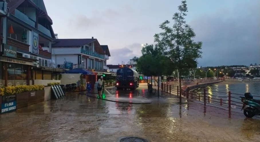 Kocaeli'den Rekor Temizlik: Kandıra Sahillerinden 992 Ton Çöp Toplandı!